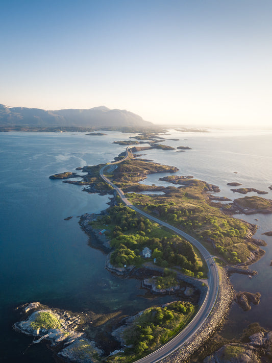 Fotografie-Print – Atlantikstraße in Norwegen bei Sonnenuntergang