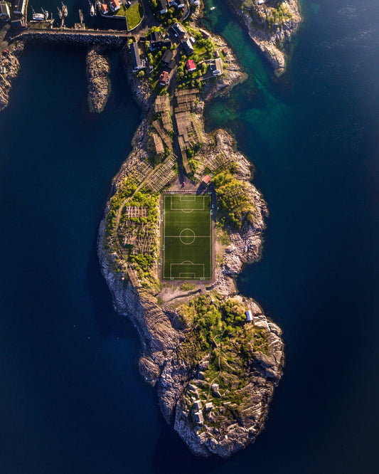 Fotografie-Print - Fußball Stadion Henningsvær Lofoten Norwegen Insel