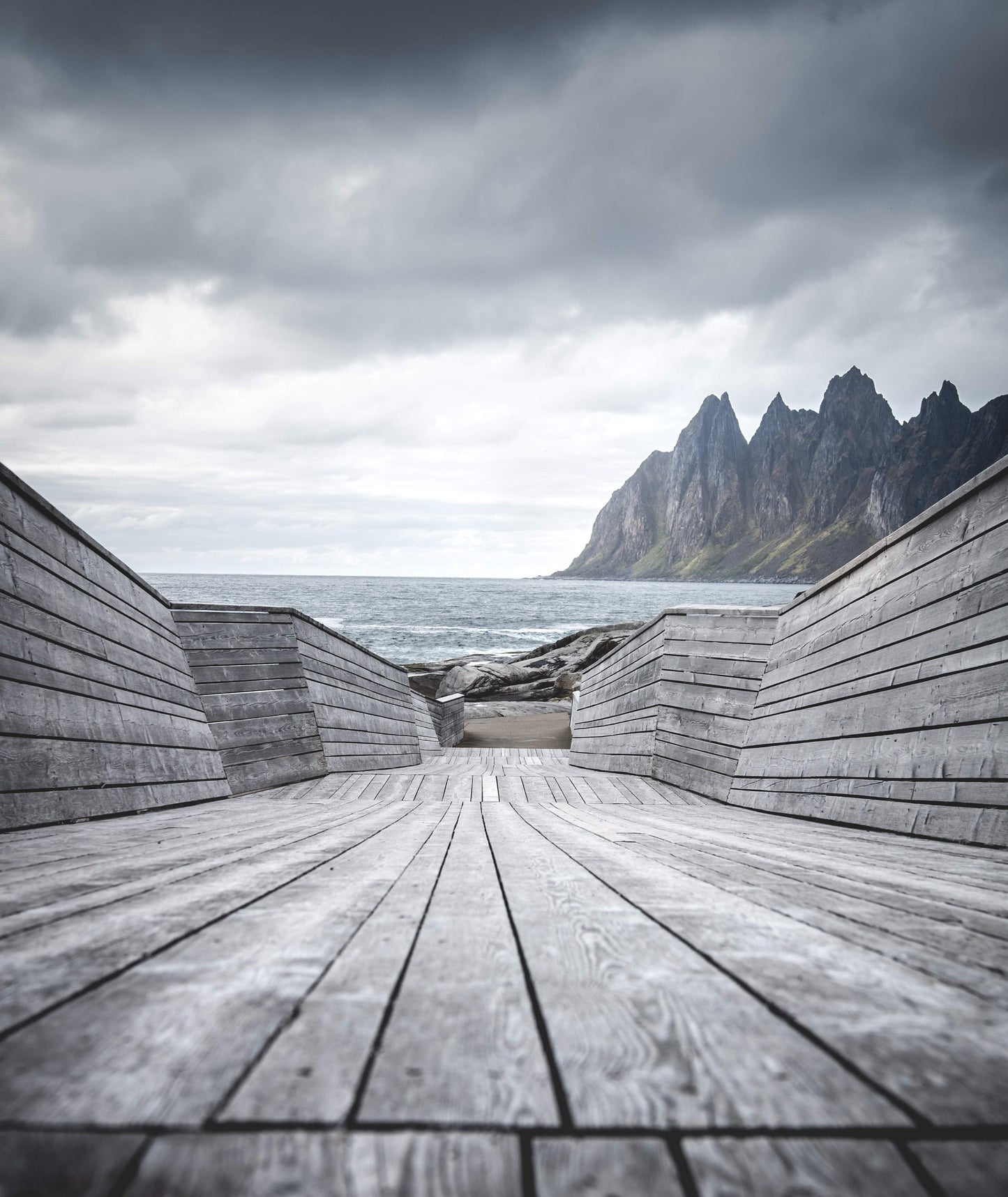 Fotografie-Print - Tungeneset auf Senja zwischen Stein Fjord und Ers Fjord mit Blick auf das Gebirgsmassiv Oksen- Norwegen