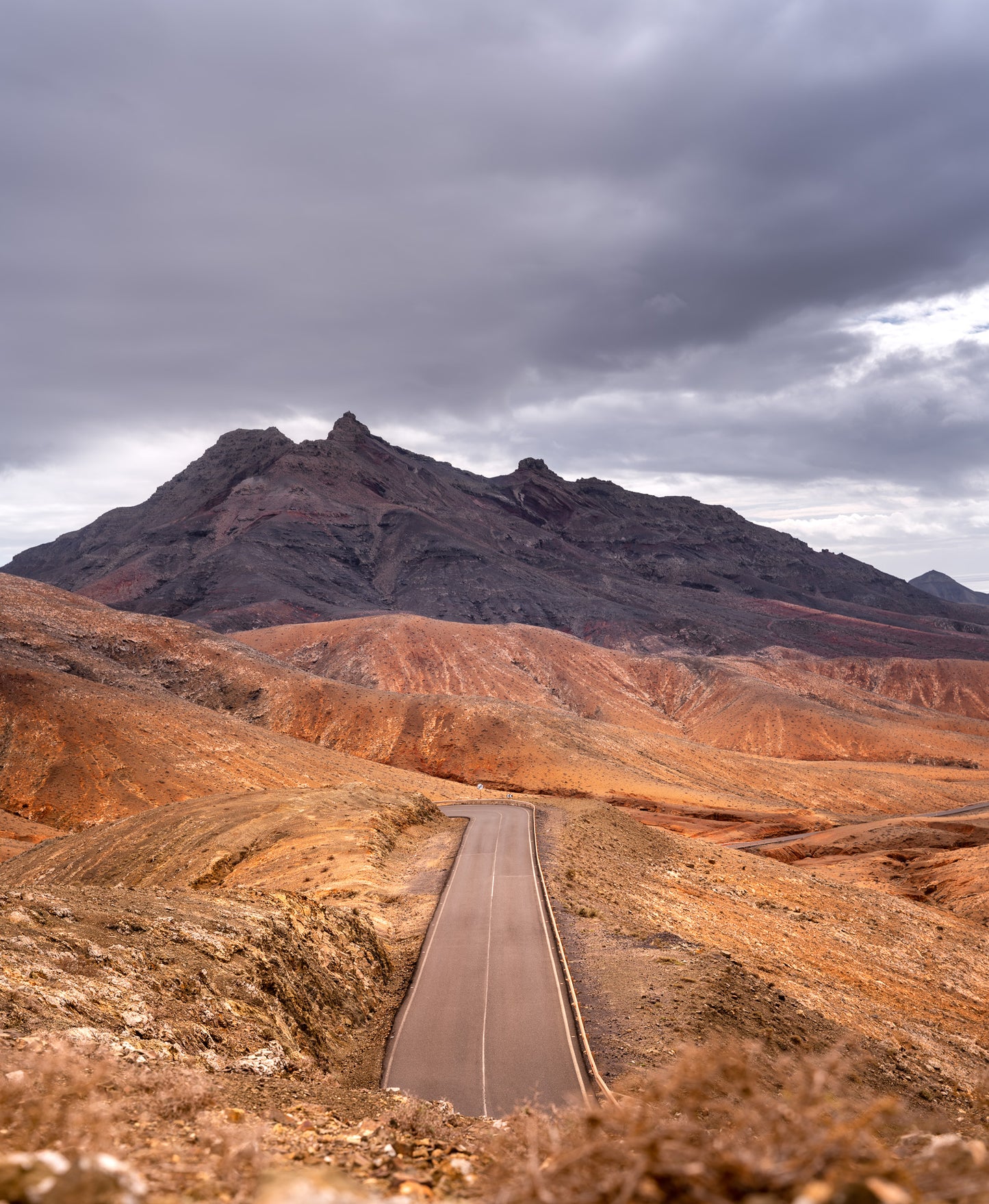 Fotografie-Print – Straße durch die faszinierende Berglandschaft von Fuerteventura