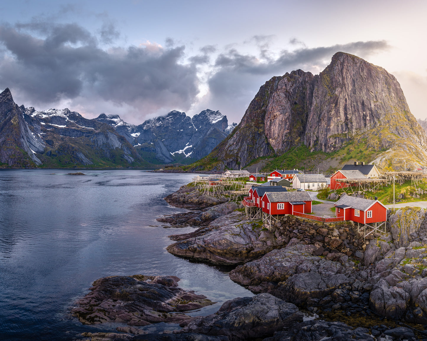 Fotografie-Print – Malerisches Reine, Lofoten-Inseln bei Sonnenaufgang